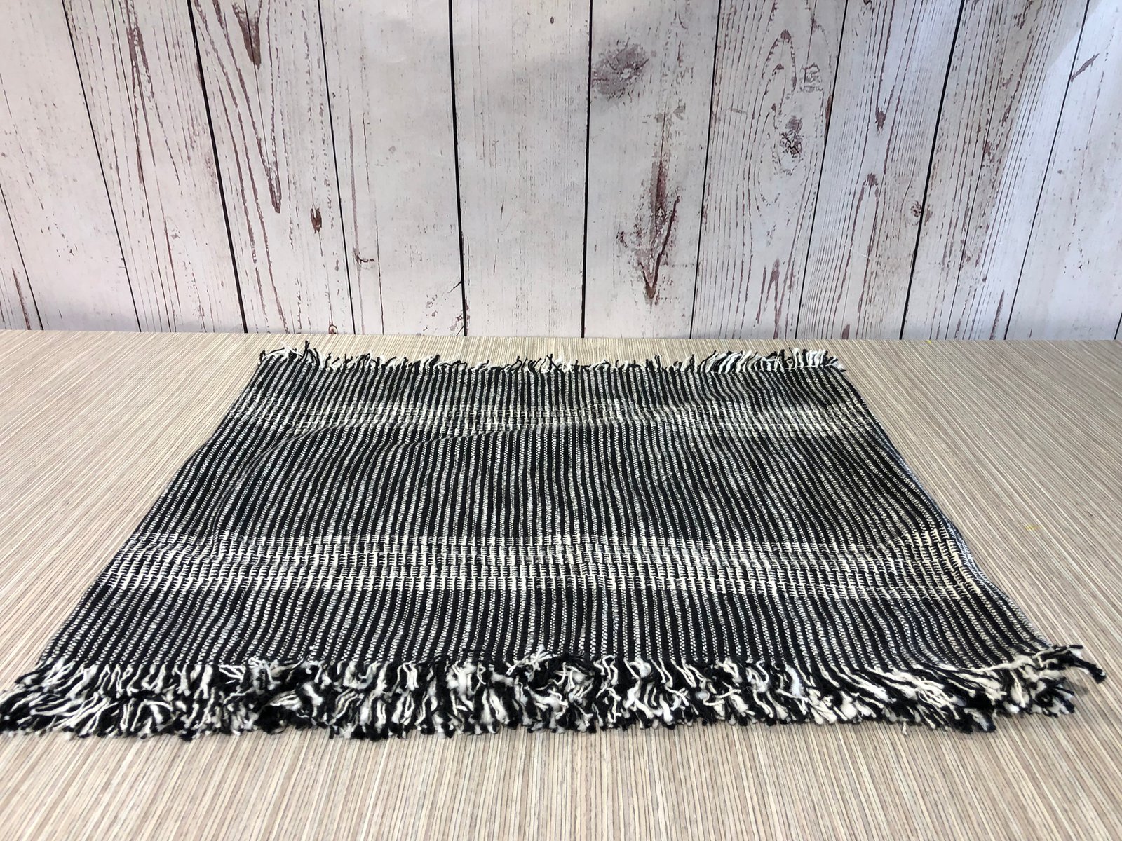 camino rayitas negras y blancas borde flecos 