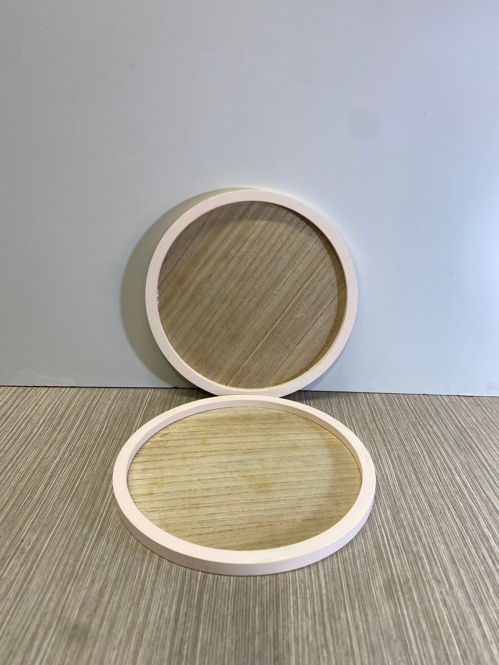 BANDEJA REDONDA MADERA BORDE ROSADO