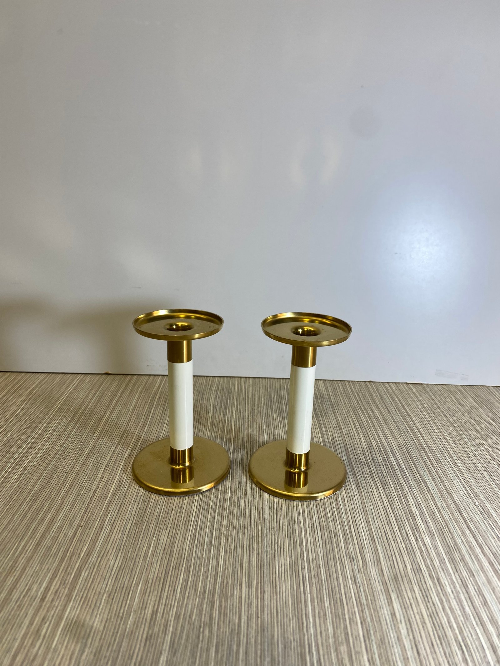 Candelabro Metalico Dorado Centro Blanco Mediano 15 Cm Alto