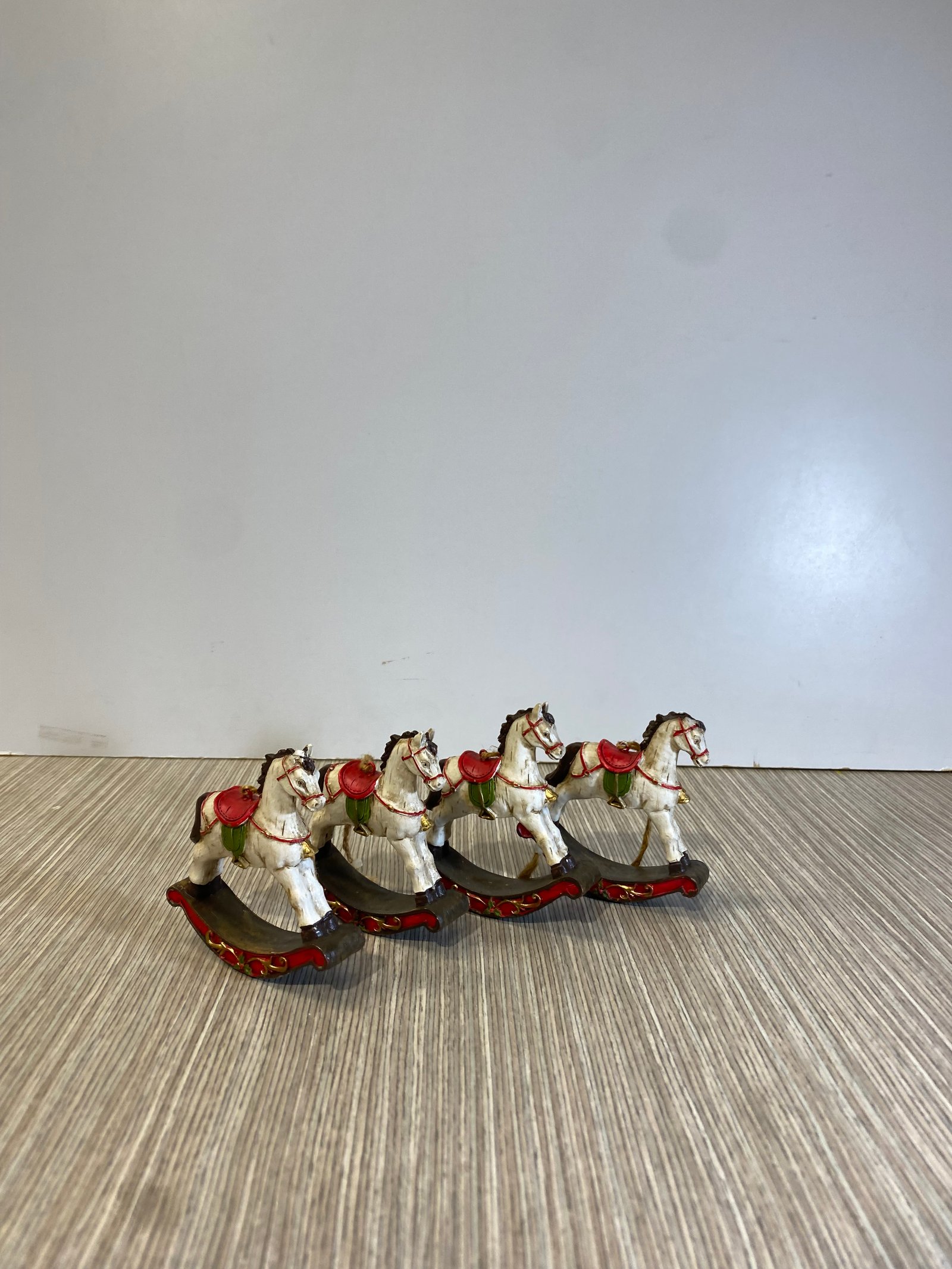 Caballito Mecedor Collar Campana Dorada