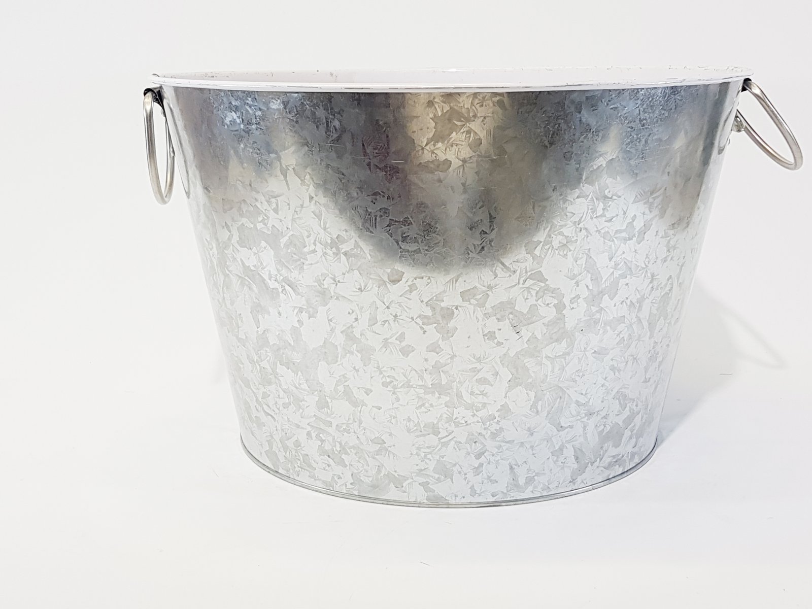 Hielera Metalica Plateada Fondo Blanco Redonda Con Agarradera