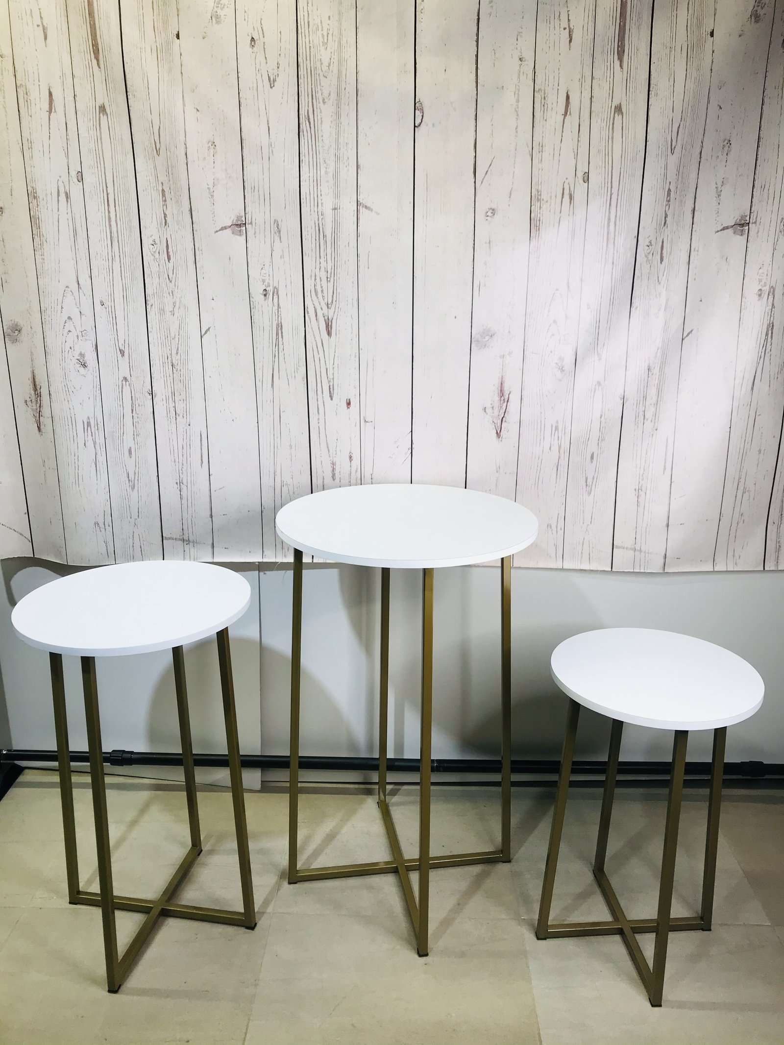 Juego x3 mesas herraje dorado tapa blanca