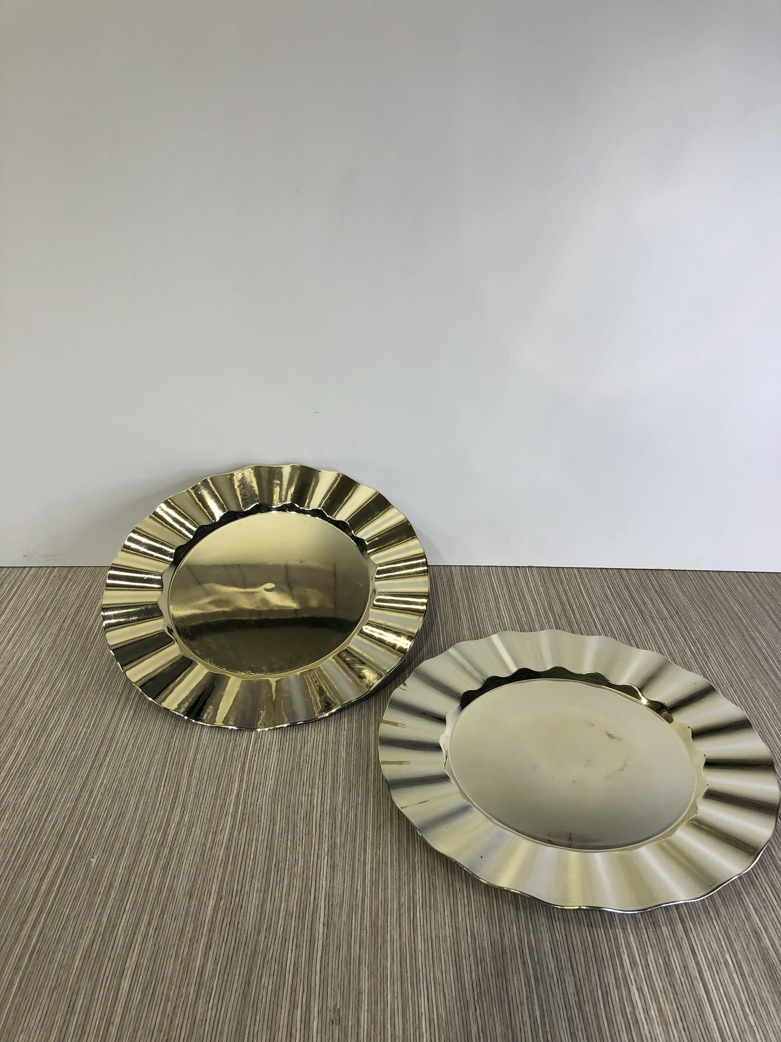 plato redondo dorado con pliegues 