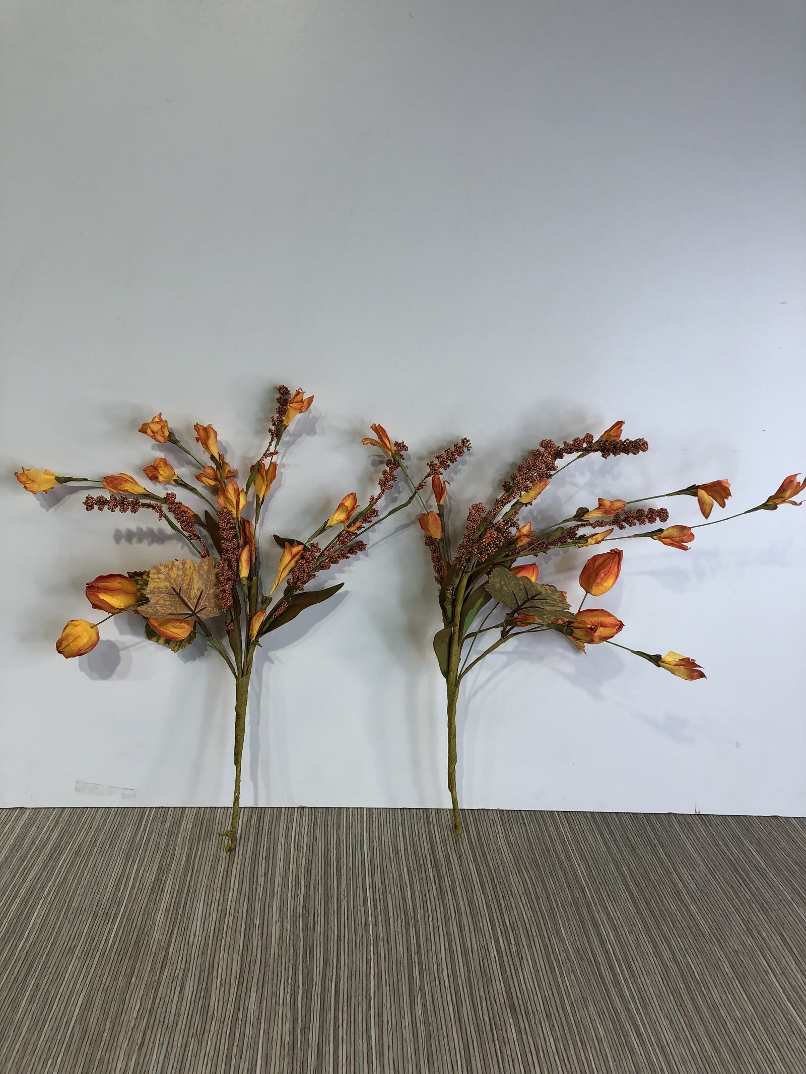 ramo flores naranjas y amarillas hojas verdes 