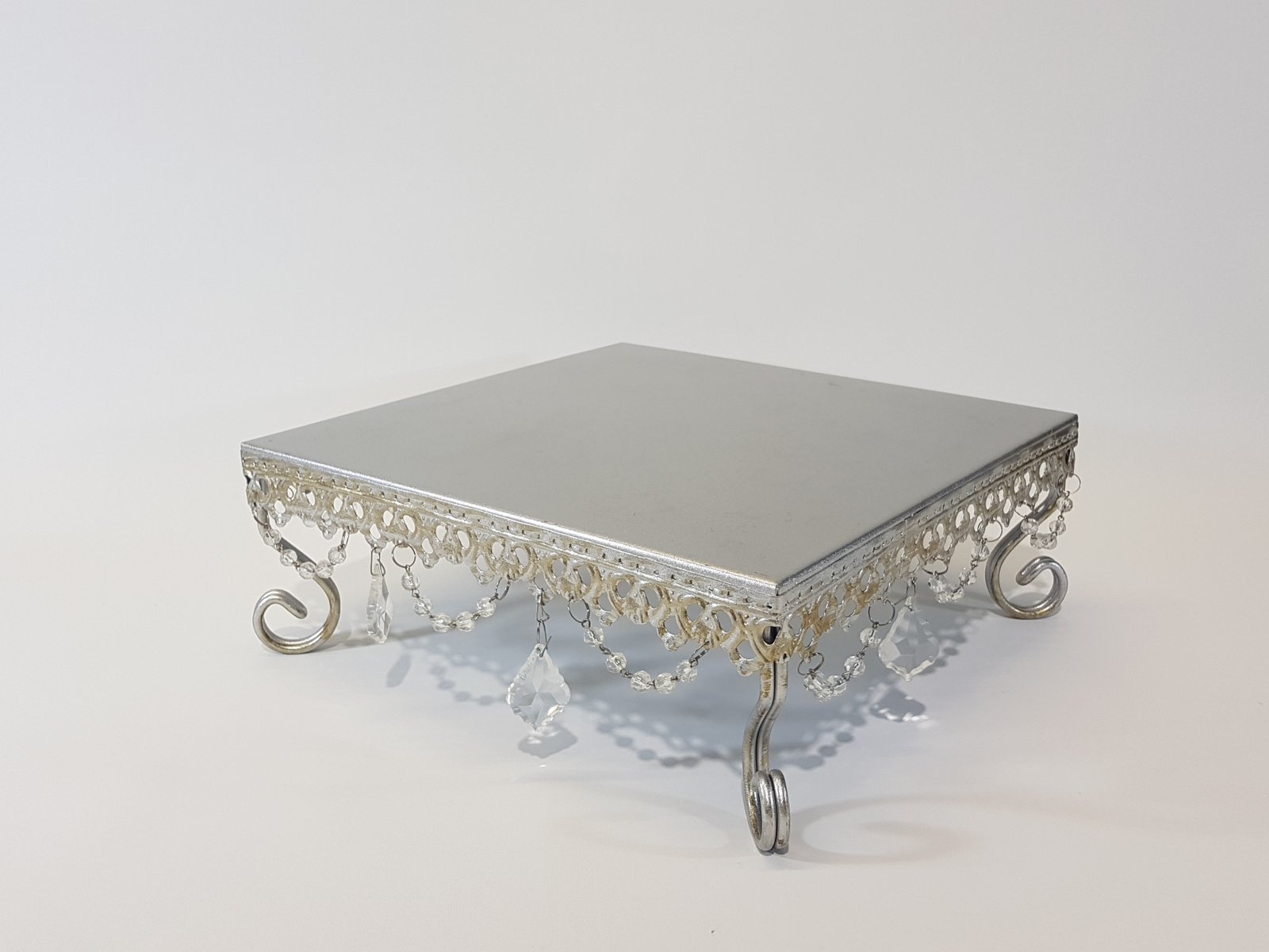 Tortera Cuadrada Metalica Plateada Arabescos Con Cristales Colgantes Grande 29 cm