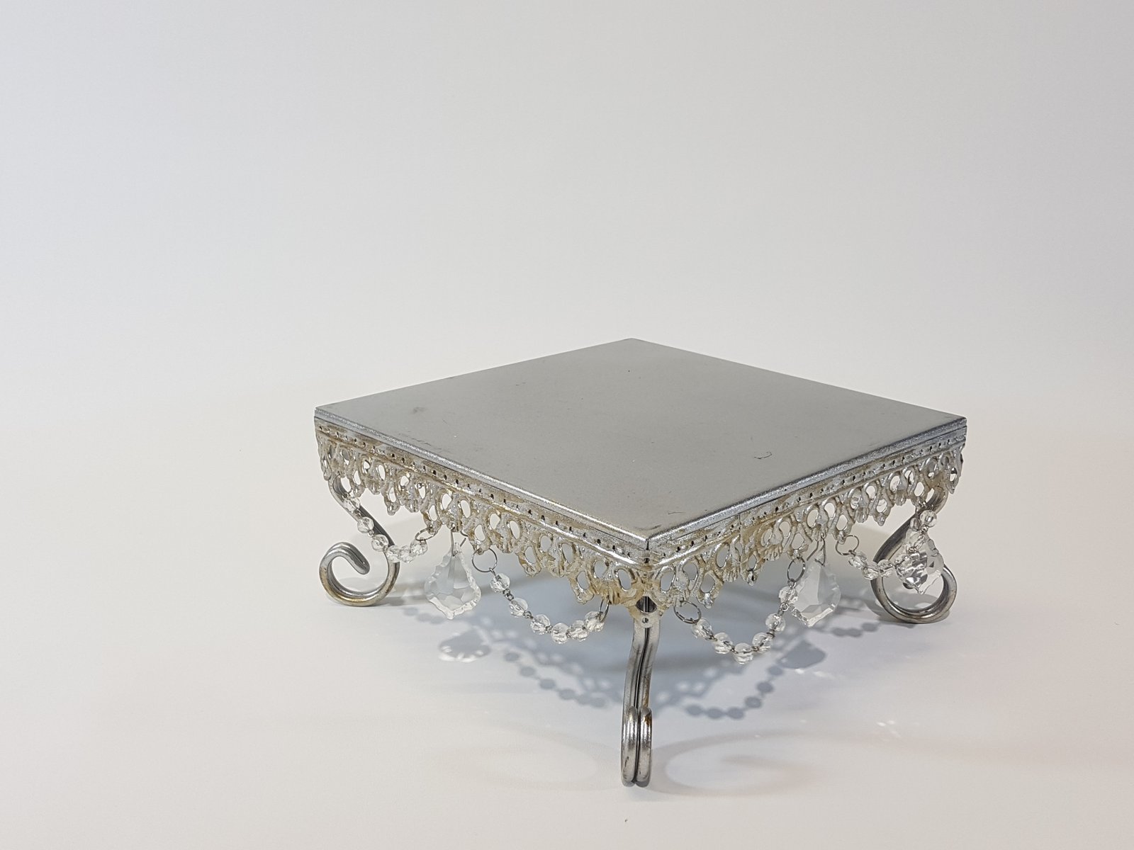 Tortera Cuadrada Metalica Plateada Arabescos Con Cristales Colgantes Mediana 23 cm