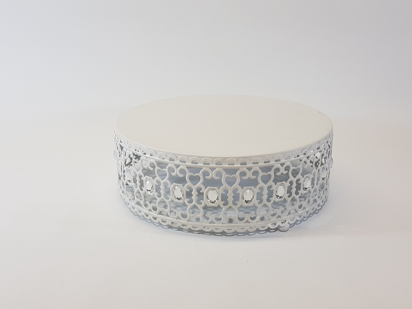 Tortera Redonda Metalica Blanca Arabescos y Cristales Grande 30cm