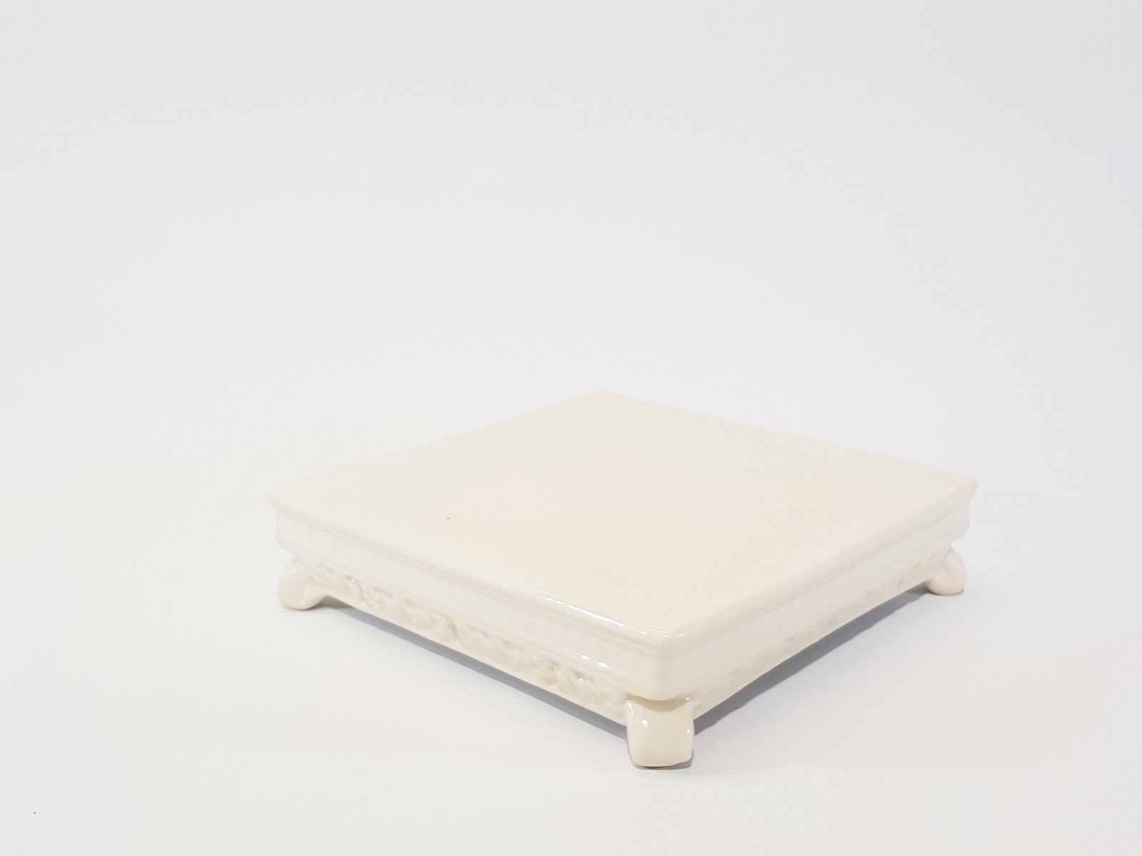 Tortera Cuadrada Ceramica Crema Con Paticas Grande 25 cm