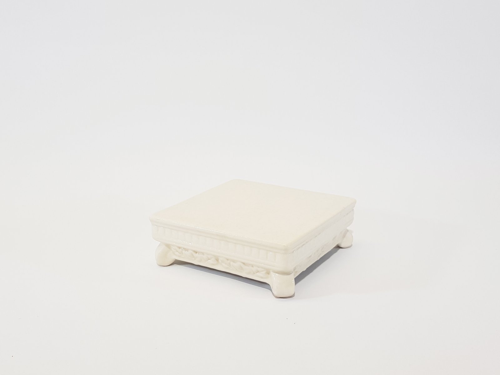 Tortera Cuadrada Ceramica Crema Con Paticas Pequeña 18 Cm