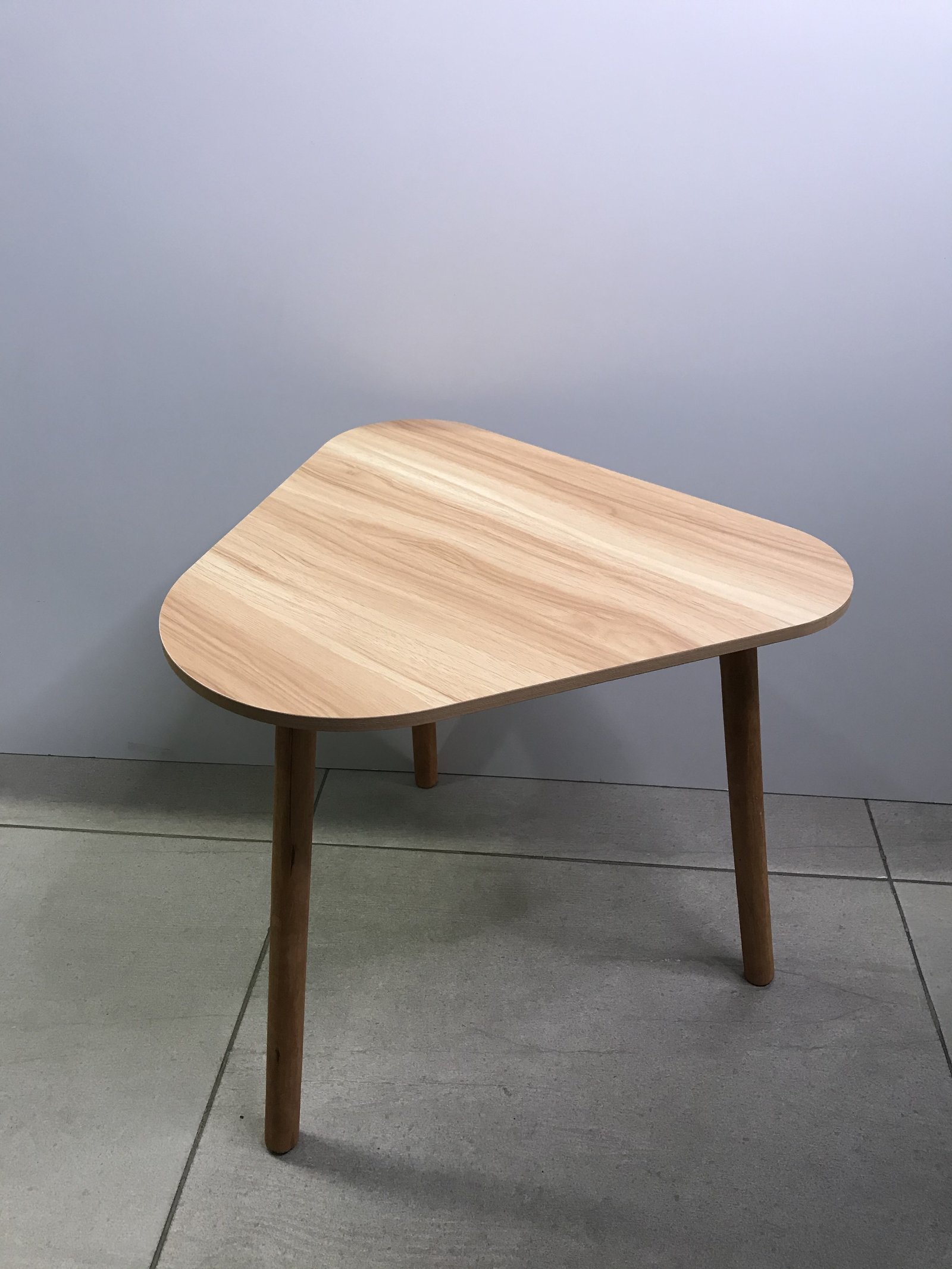 Mesita desigual Madera natural tres patas