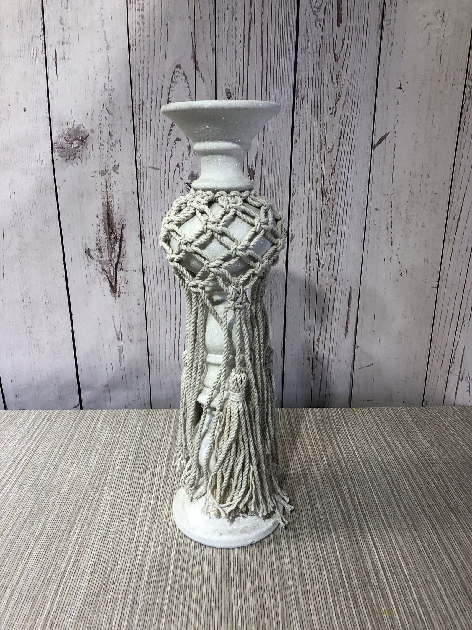 pedestal alto beige boho con macrame