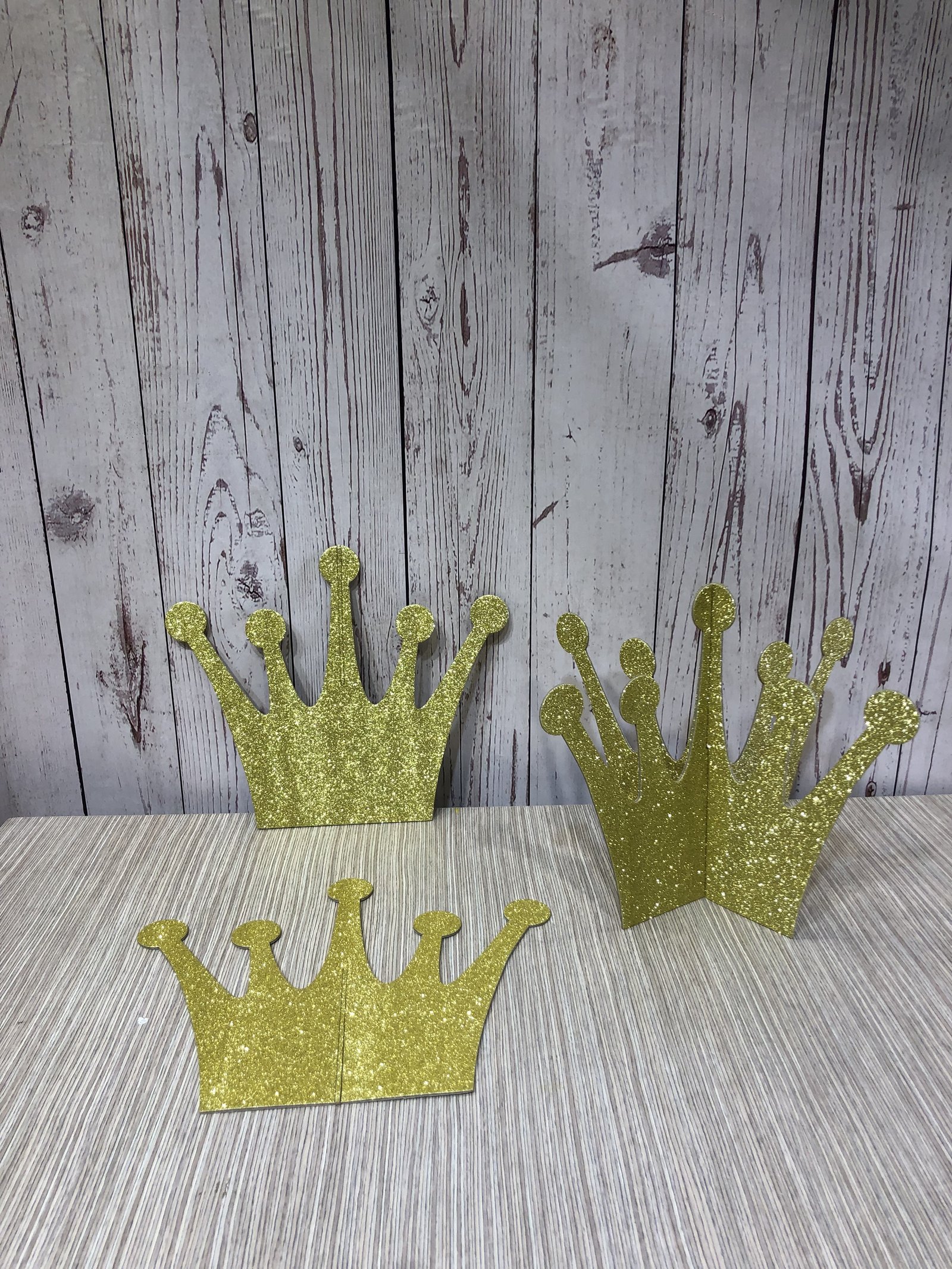 Corona Dorada Mirellas Cartón