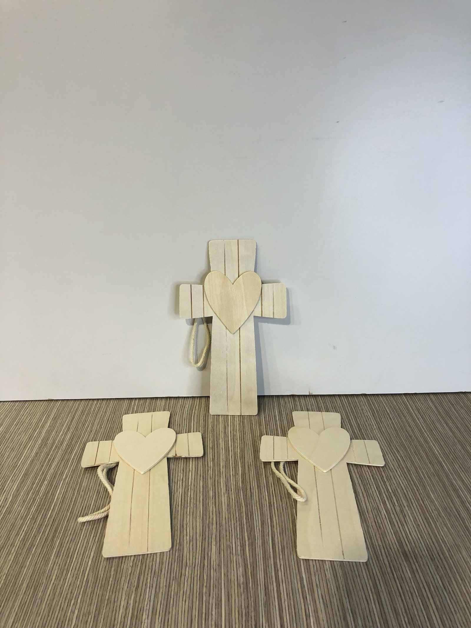 Cruz Mini Plana Madera Centro Corazon