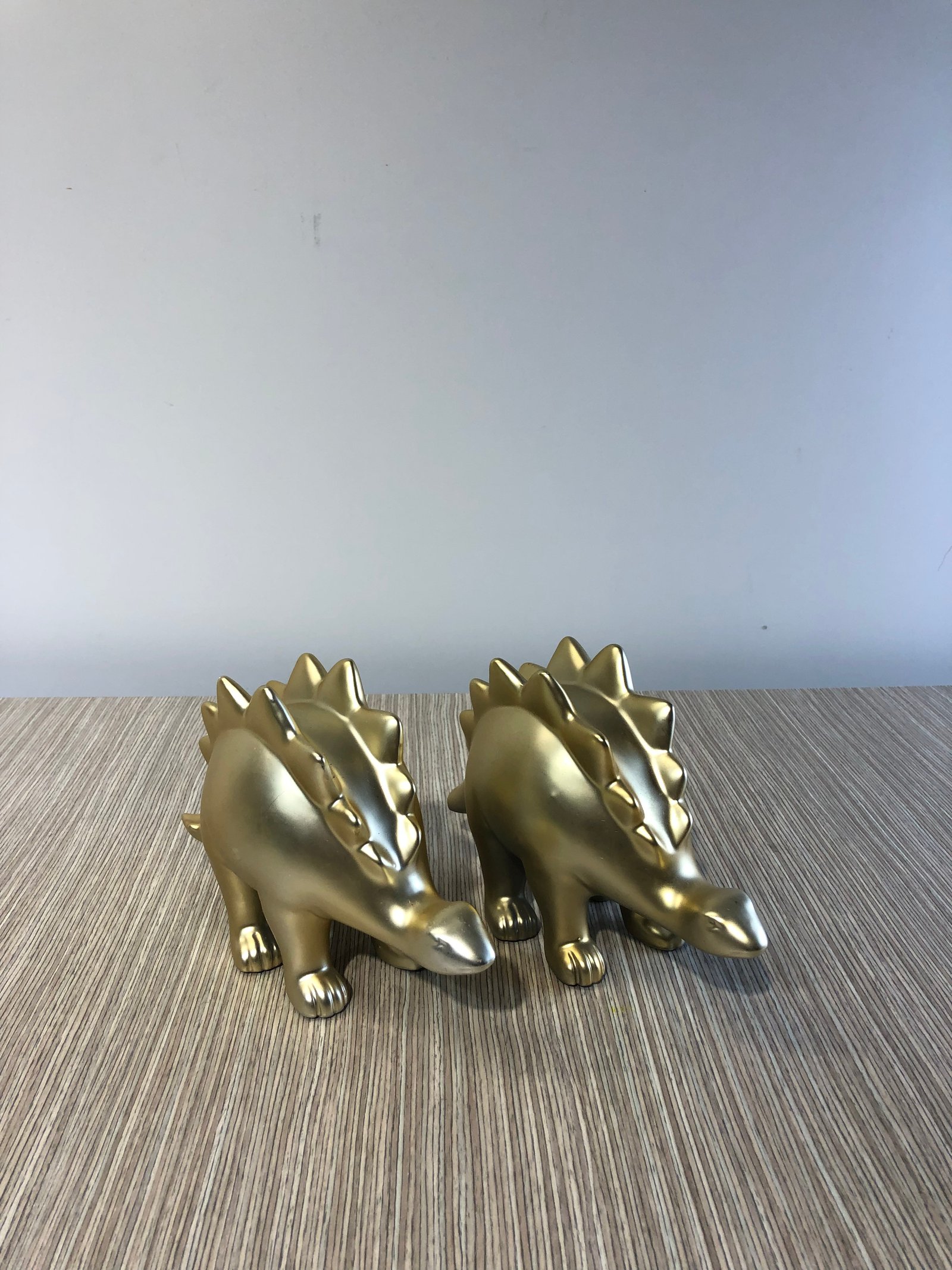 Dinosaurio 4 Patas Dorado Lomo En Estrella