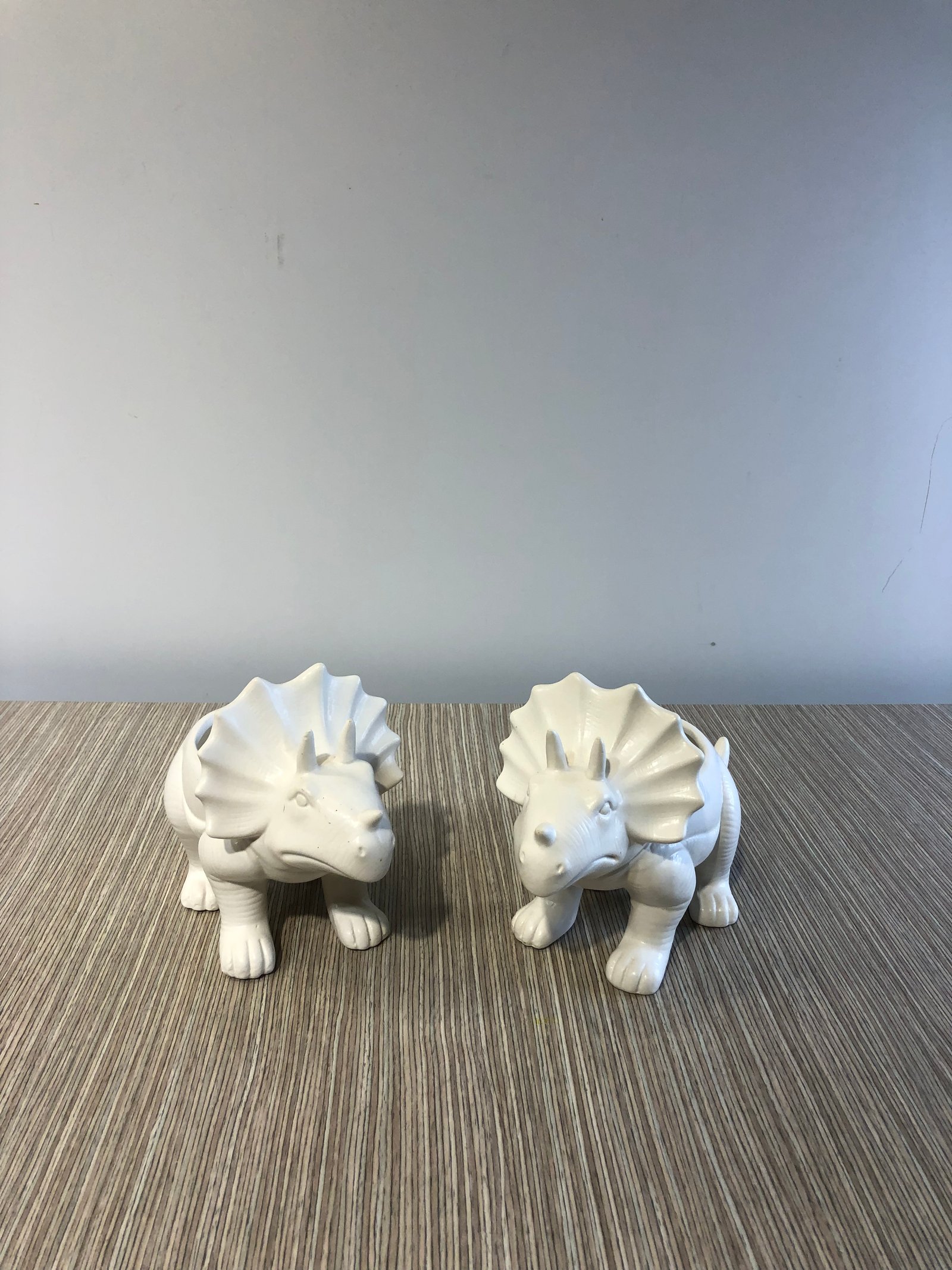 Dinosaurio Ceramica Blanco Con Cresta Y Cachos