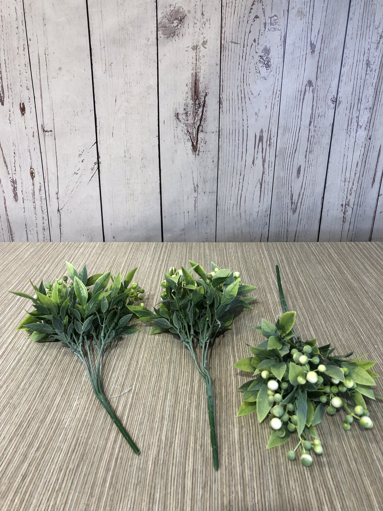 ramo verde bolas blancas y verdes 