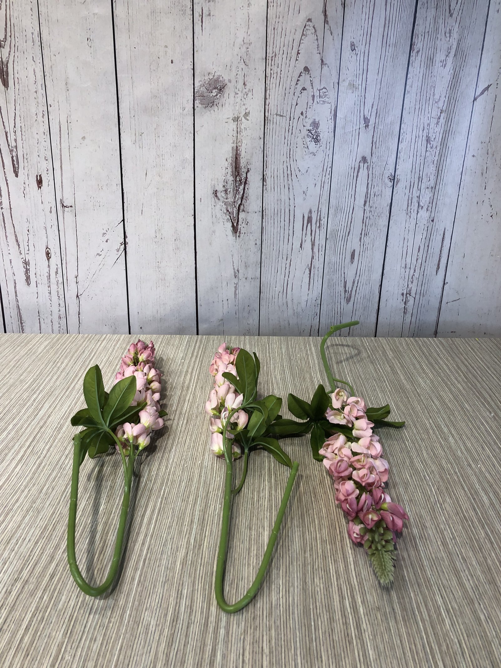 rama verde larga flores rosadas 