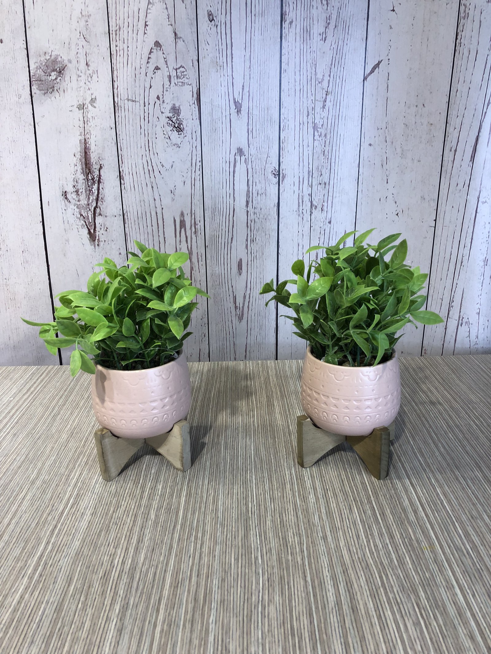 matera rosada flores verdes con base 