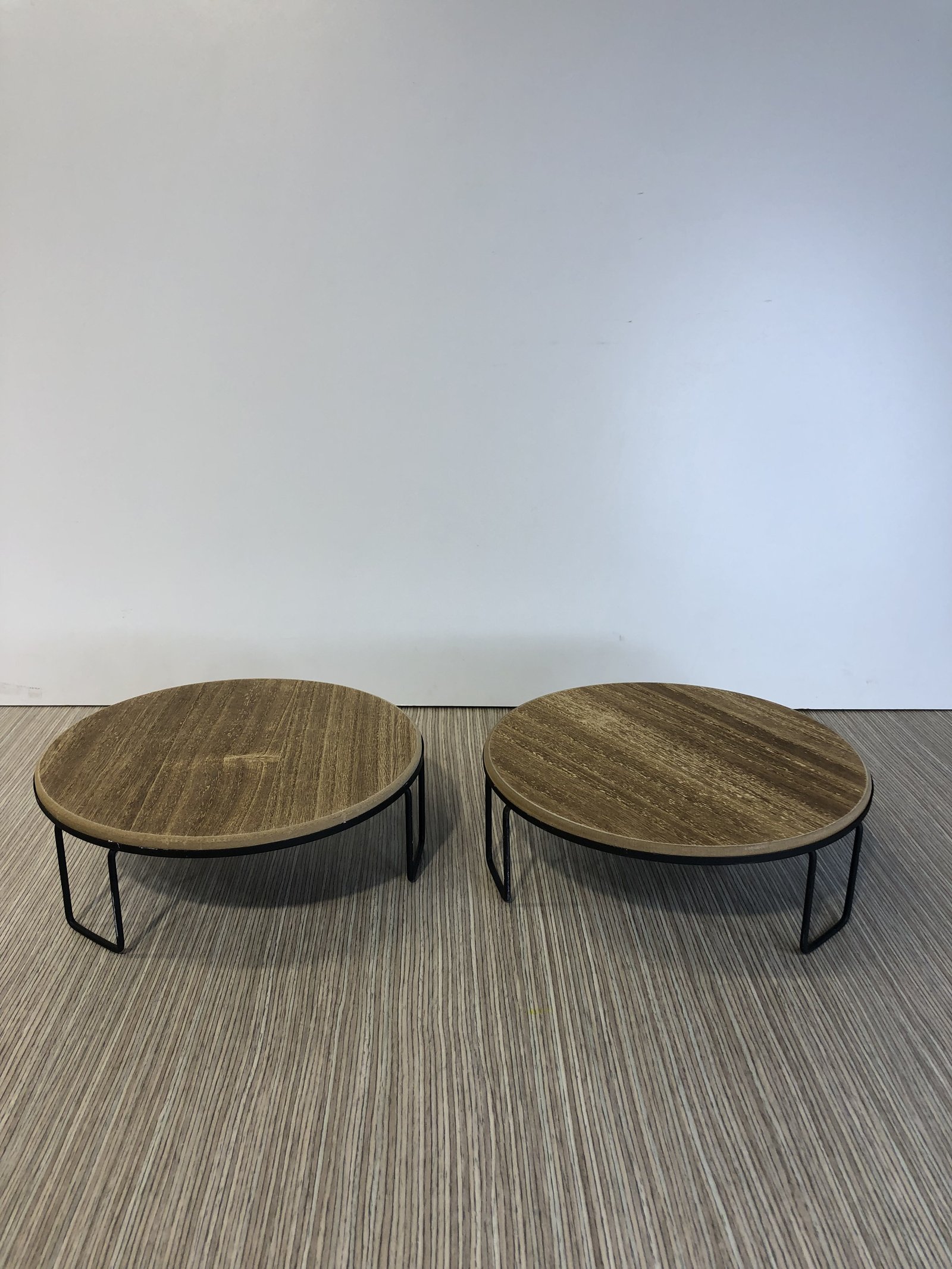 tortera redonda herraje negro base madera oscura 