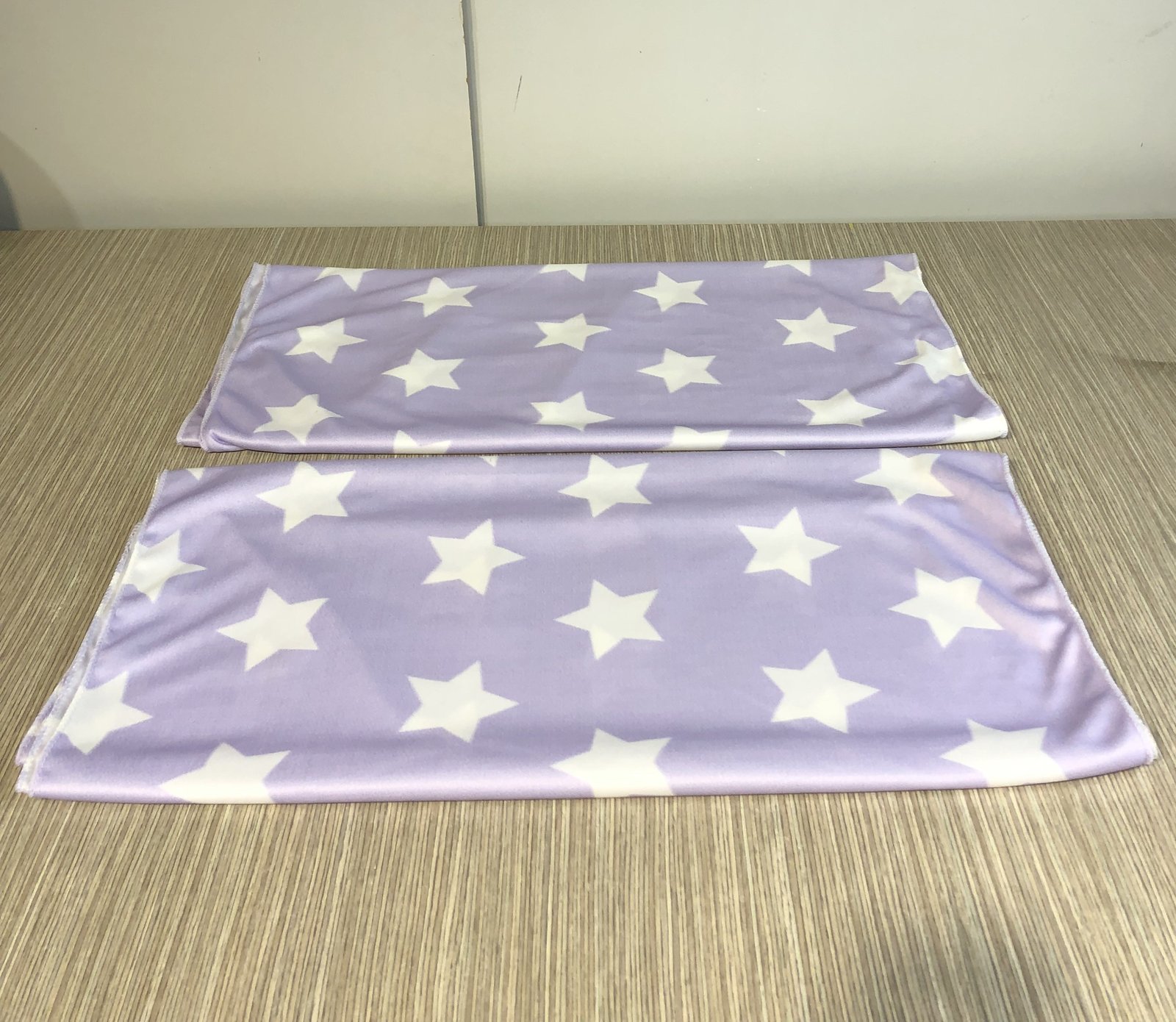 MANTEL LILA CUADRADO ESTRELLAS BLANCAS