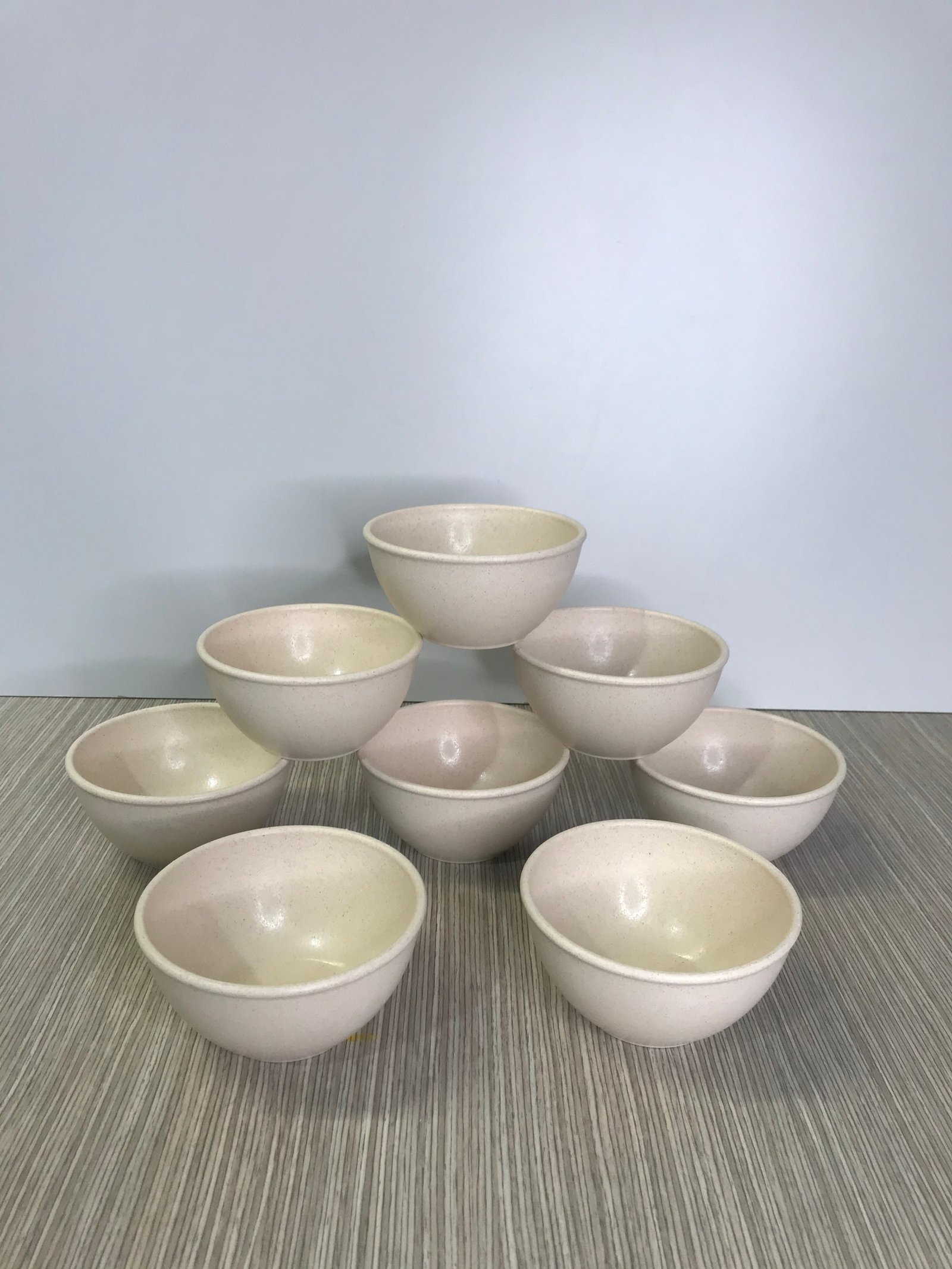 Salsera redonda cafe claro con fondo