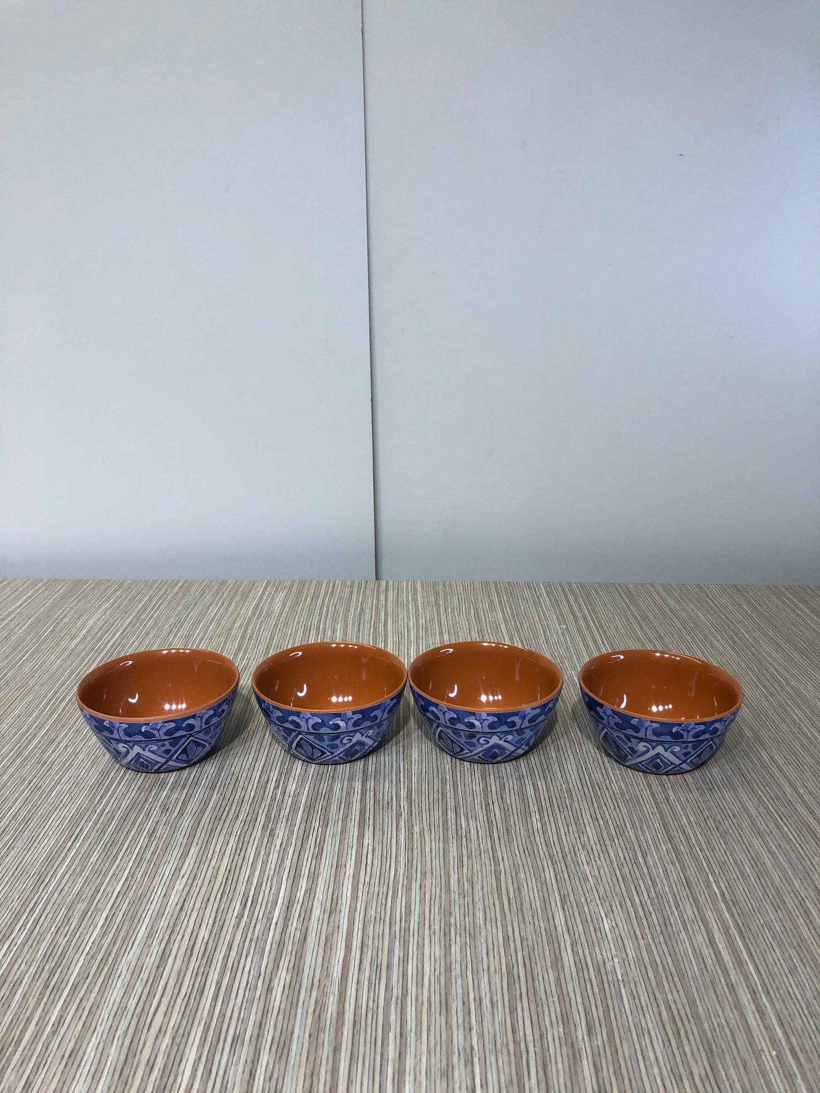 Salsera azul arabescos fondo cafe