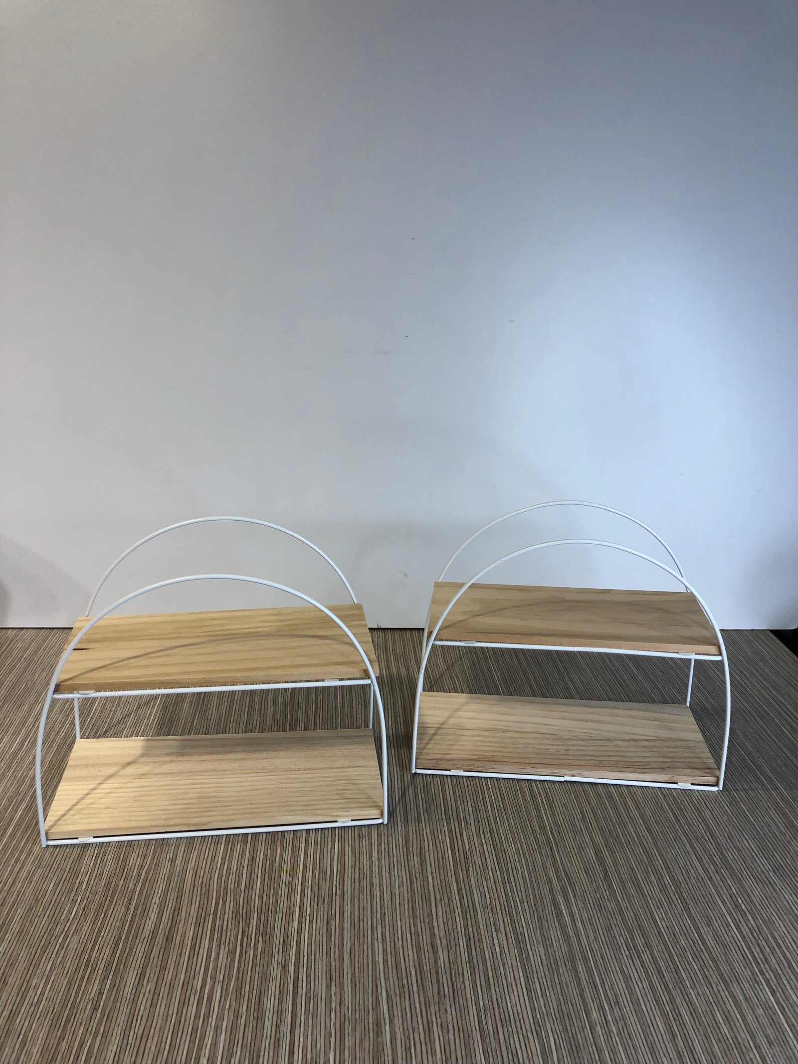 porta postres dos niveles media luna madera y herraje blanco