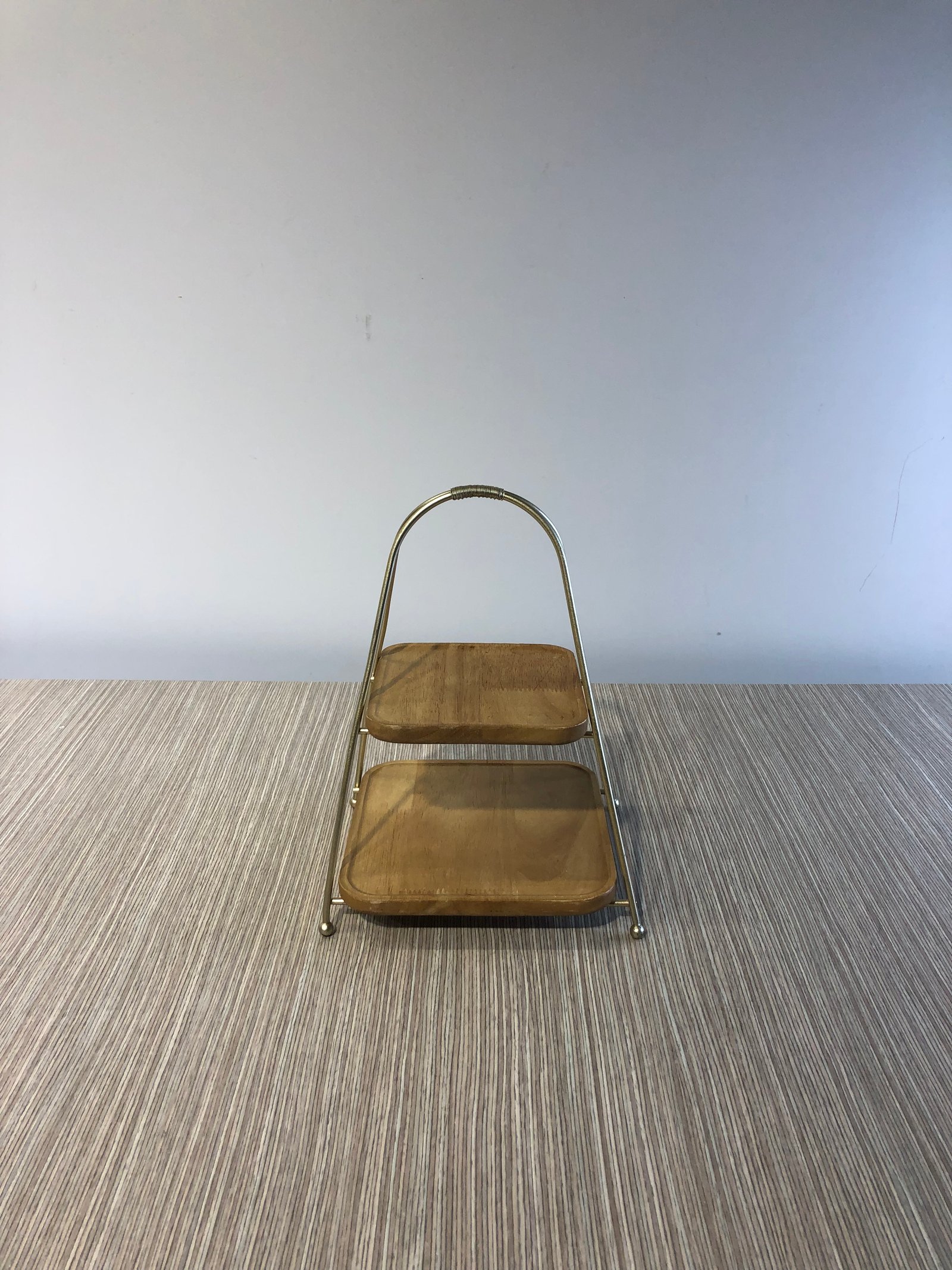 Porta postres 2 niveles cuadrado madera borde dorado