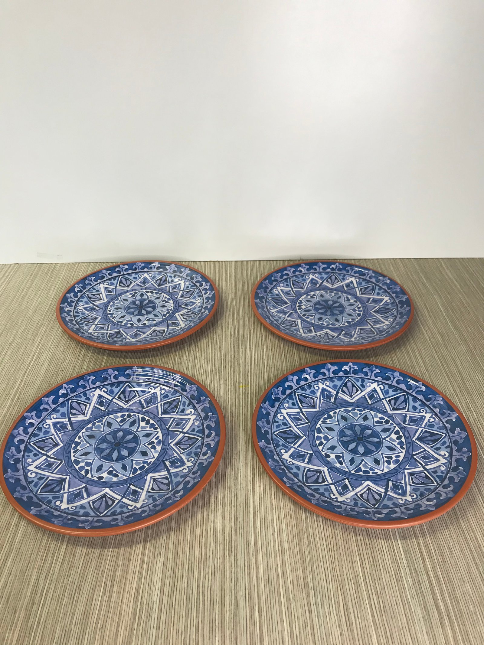 Plato base pasta arabescos fondo azul borde cafe