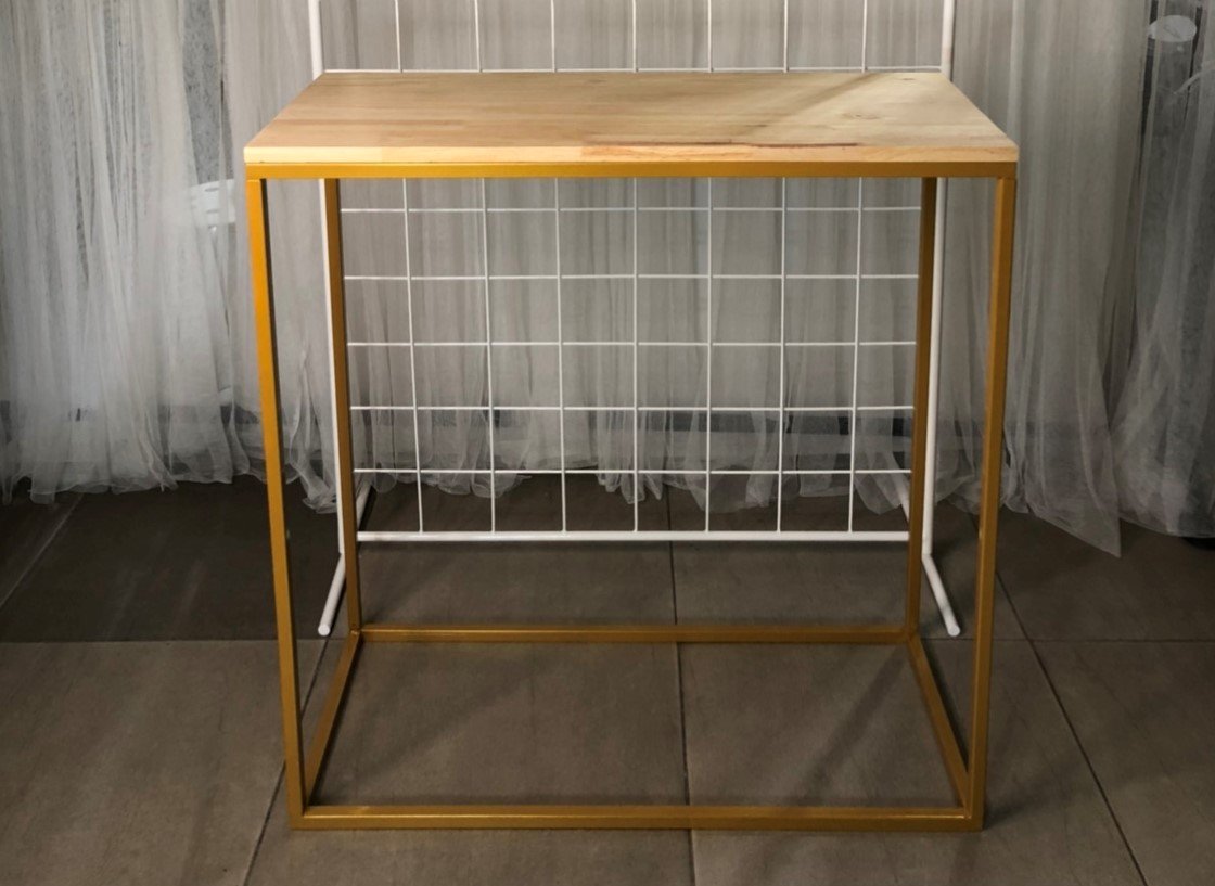 Mesa Rectangular Herraje Dorado Tapa Madera