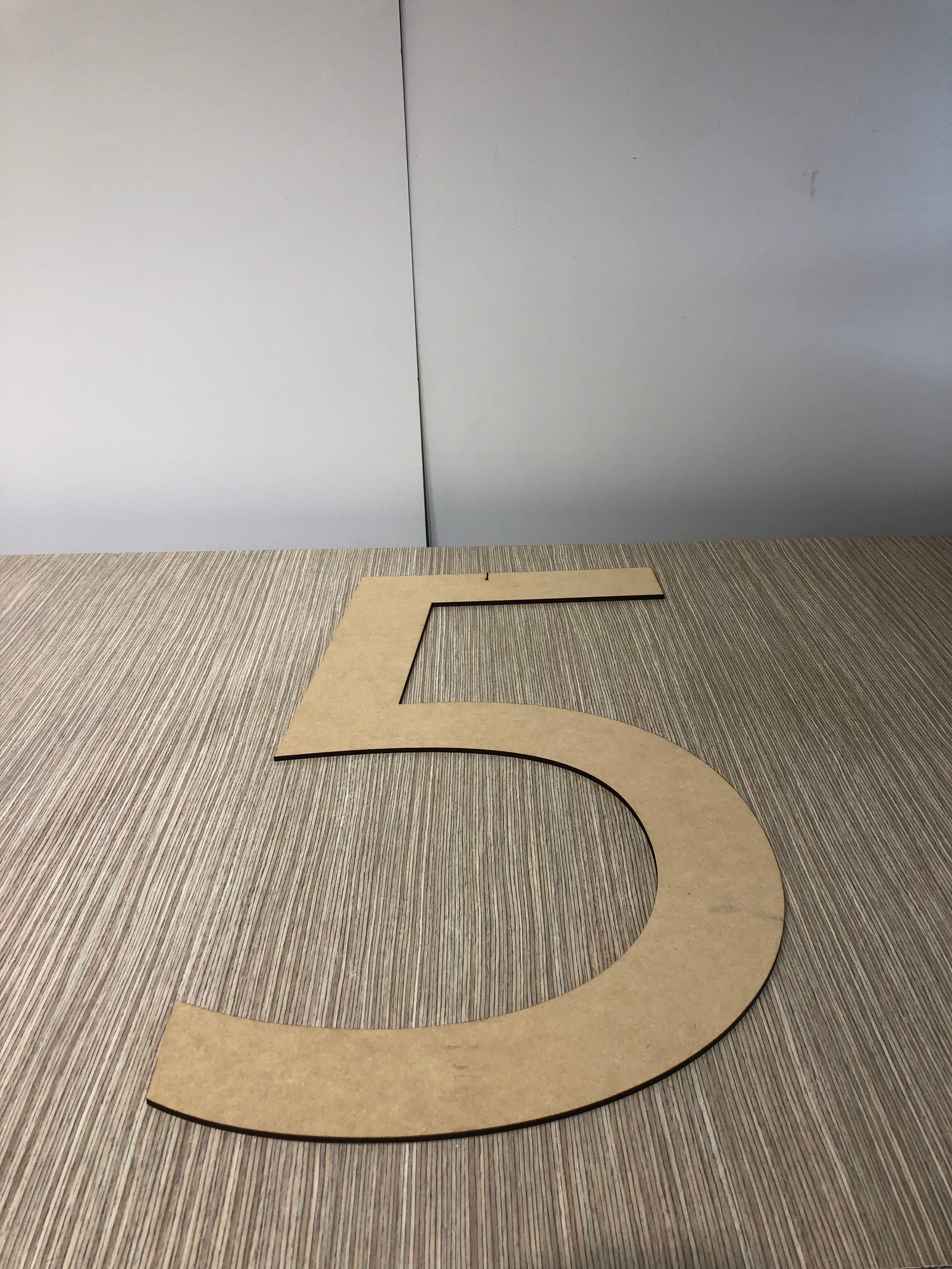 NUMERO CINCO MADERA CAFE GRANDE PLANO