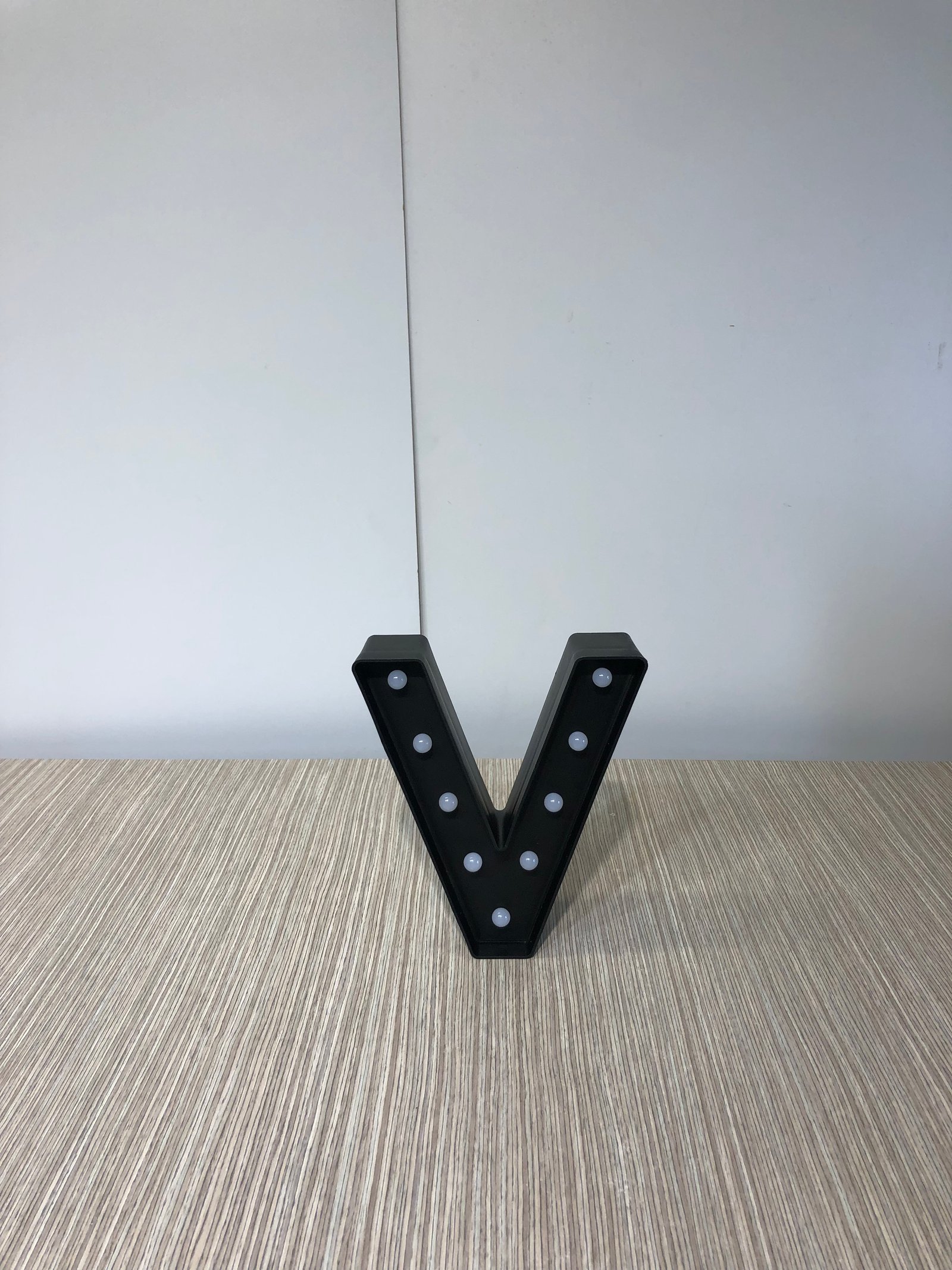 Letra V Pasta Negra Con Luz