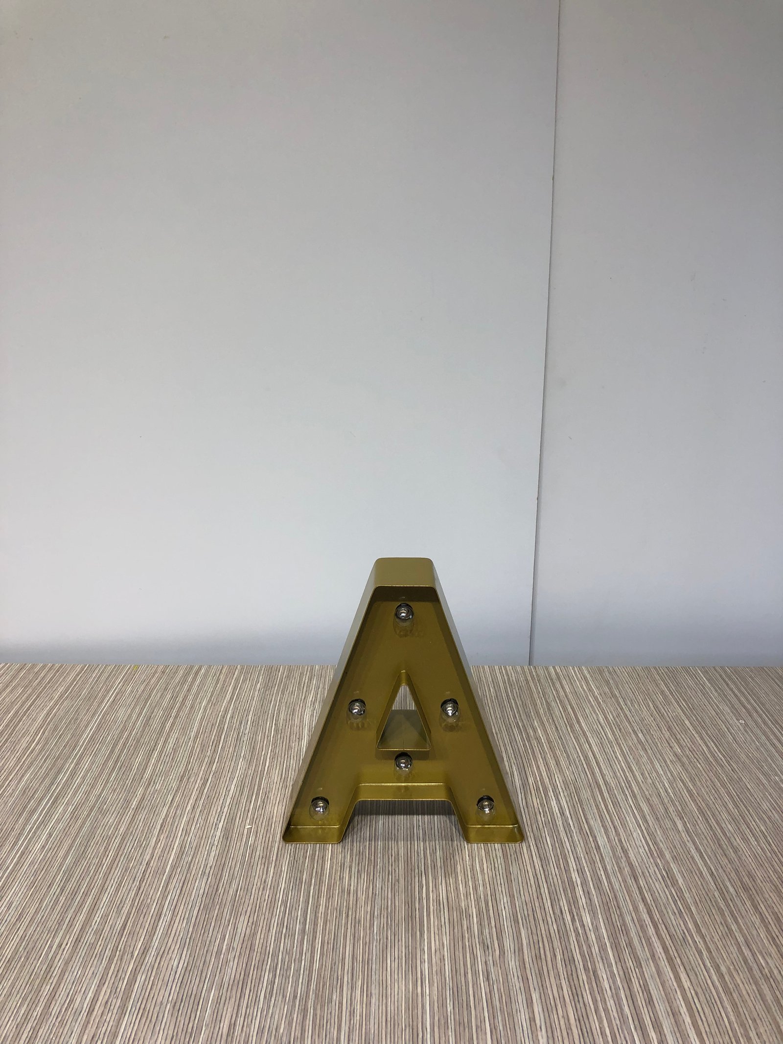 Letra A Metalica Dorada Con luz