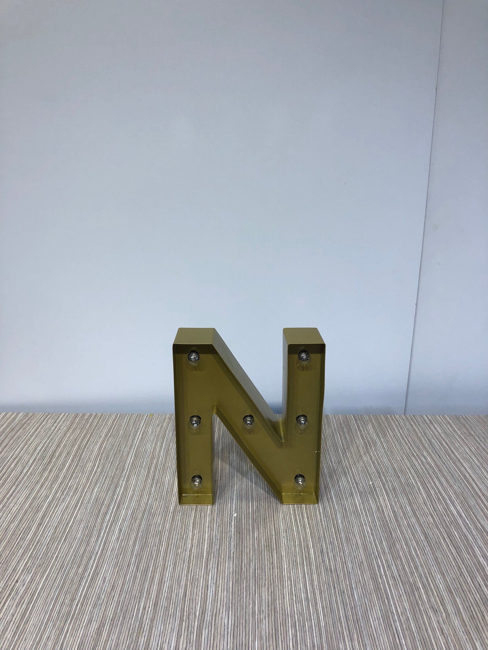 Letra N Metalica Dorada Con Luz