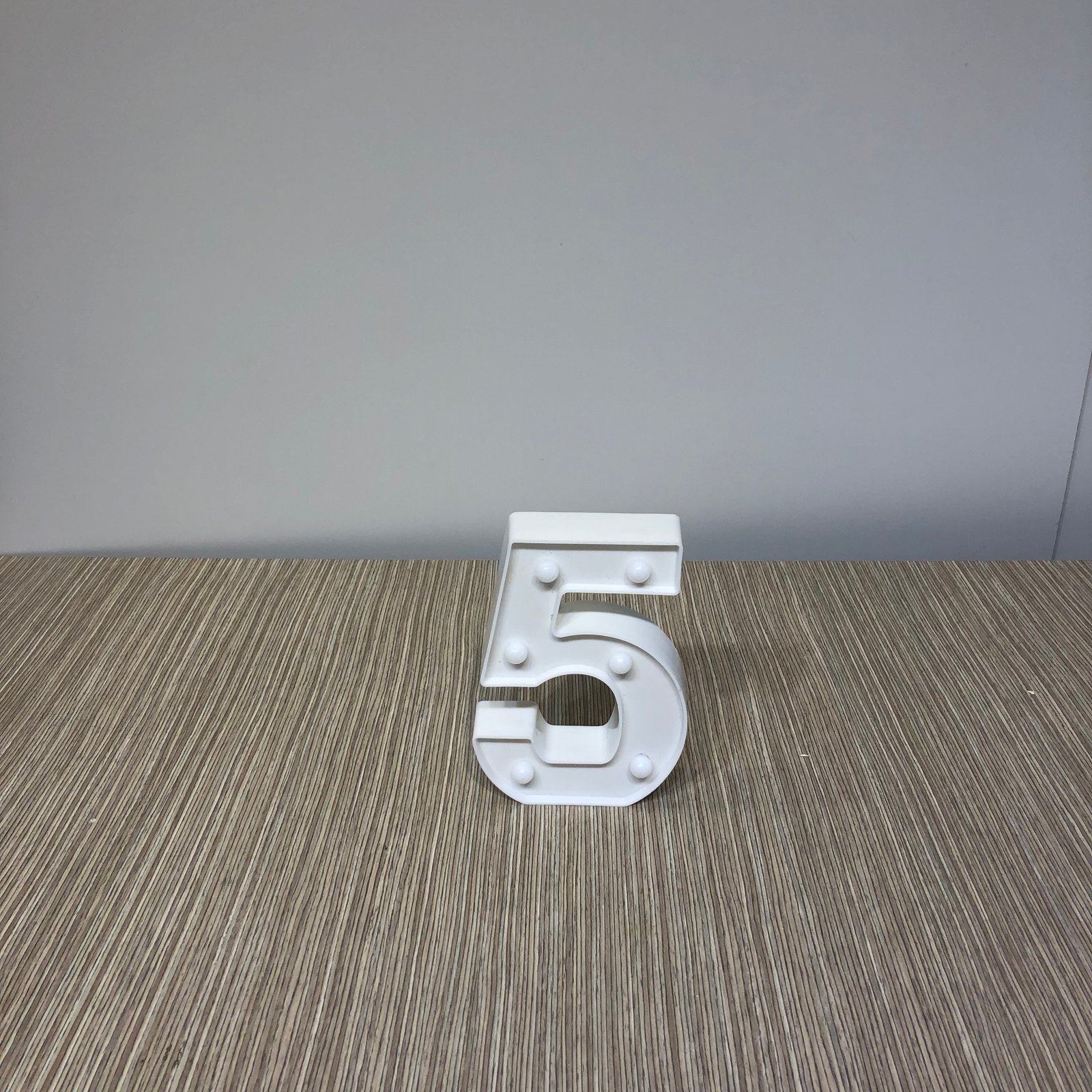 numero cinco pequeño acrilico con luz 