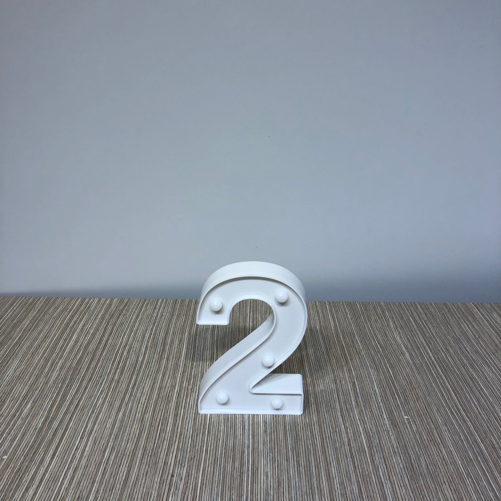 numero dos pequeño acrilico con luz 
