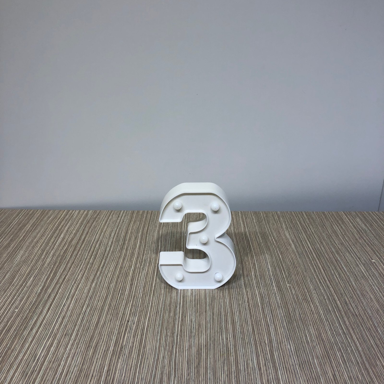 numero tres pequeño acrilico con luz 