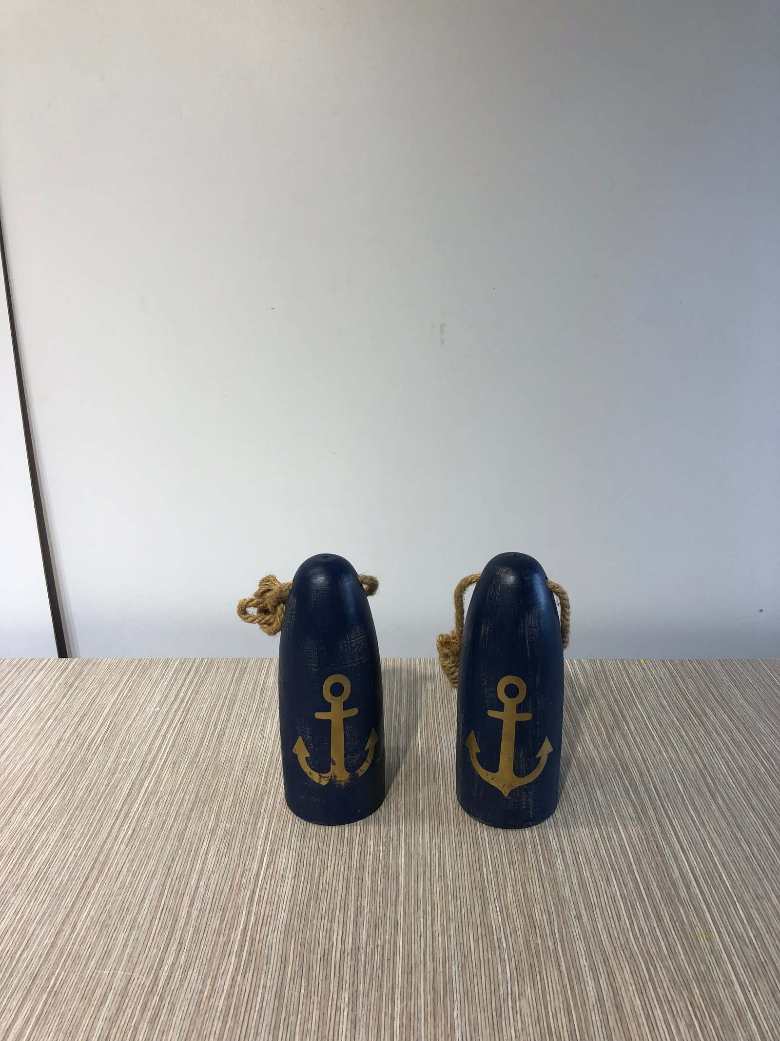 Cilindro Madera Azul Oscuro Con Ancla Dorada Y Cabuya
