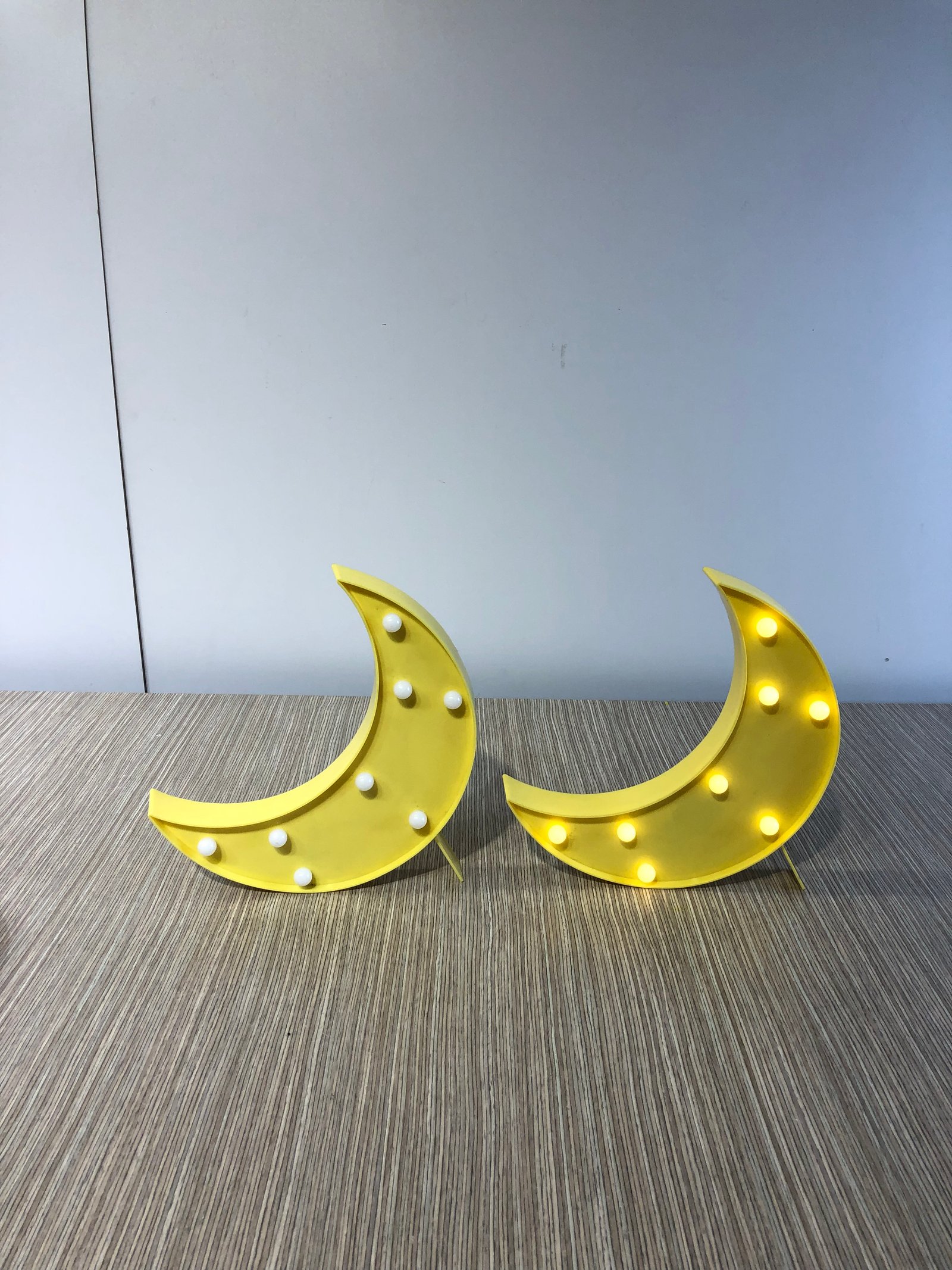 Luna Acrílica Amarilla Con Luz