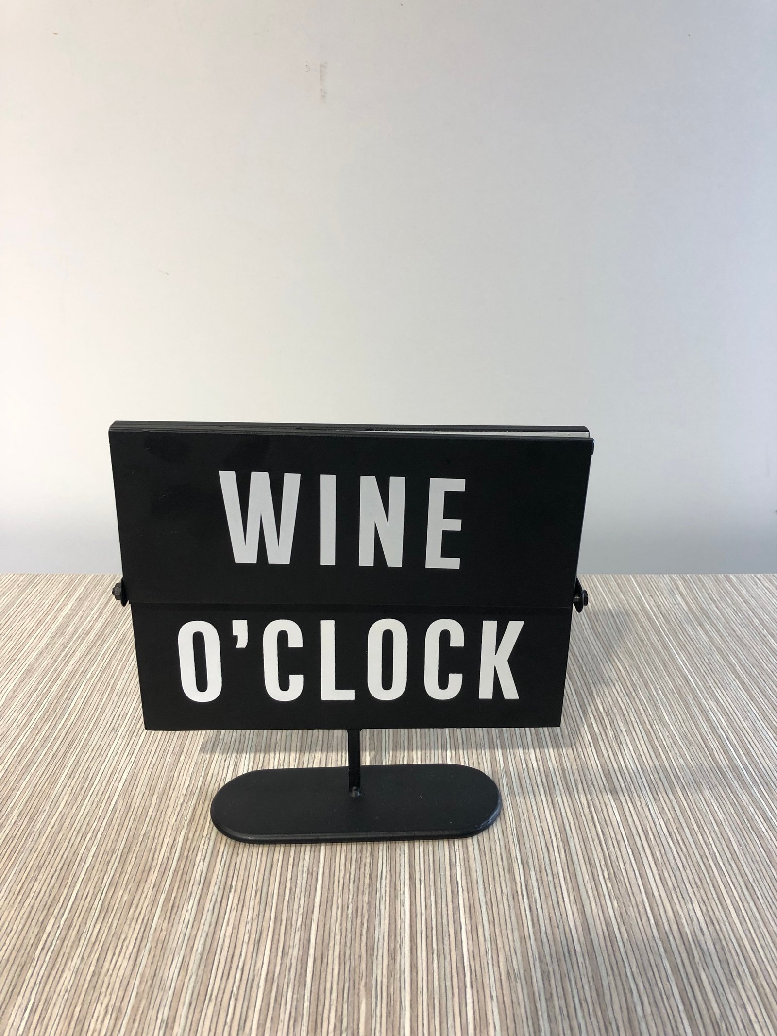 Letrero Metalico Wine Oclock