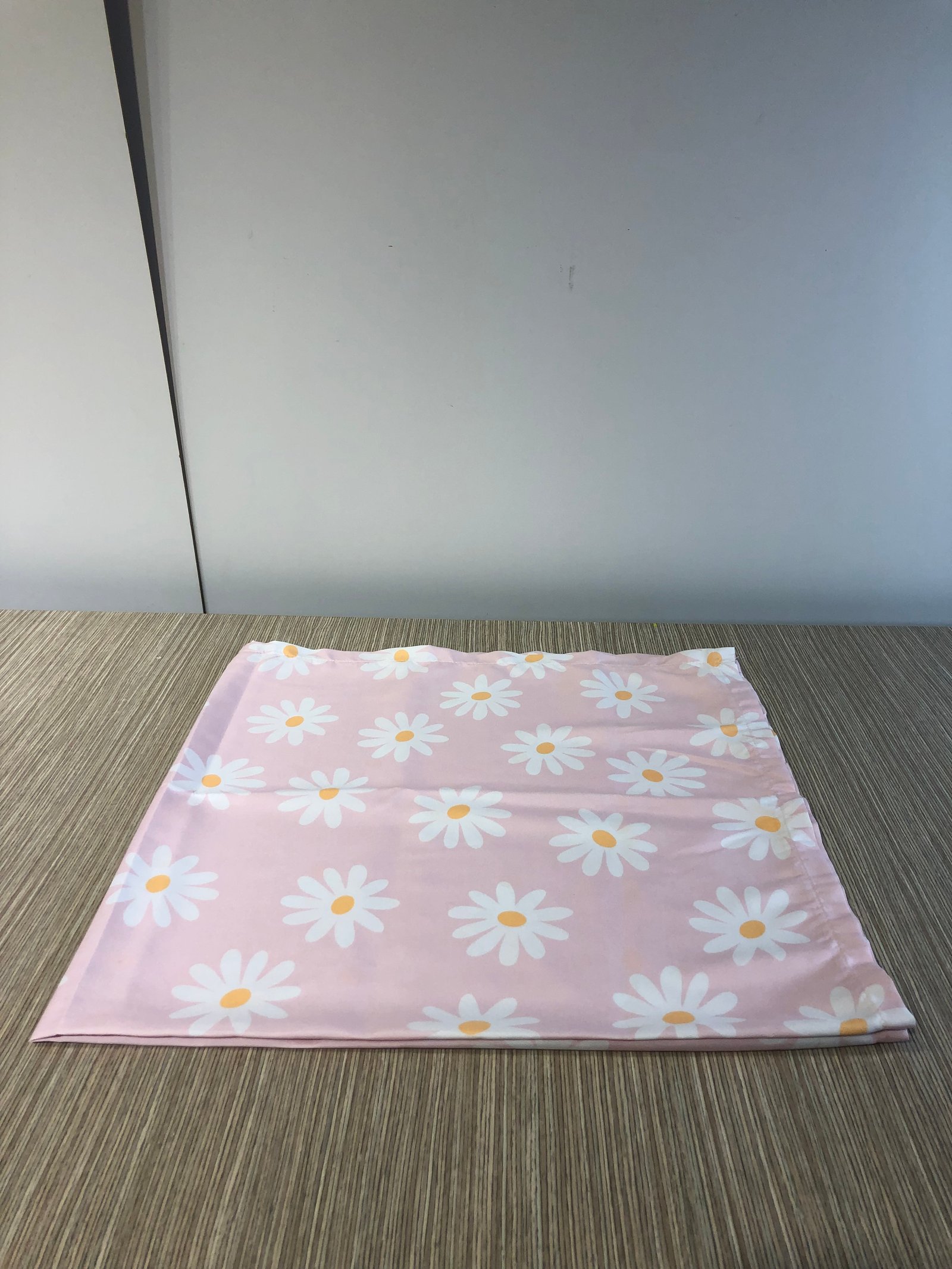 mantel pequeño rosado flores blancas