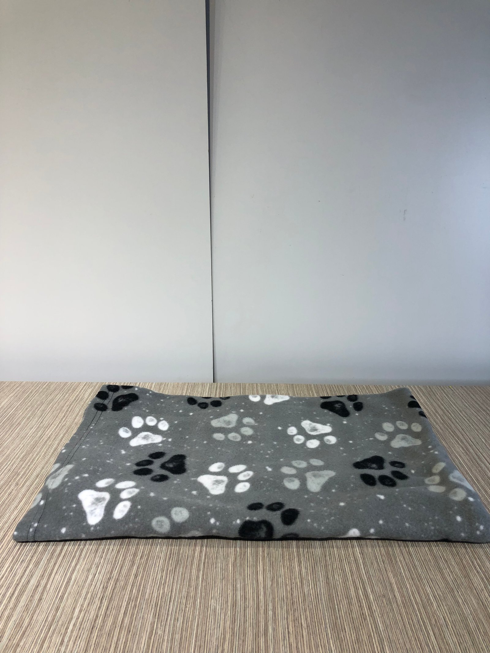 Cobija Negra Huellas Blancas 