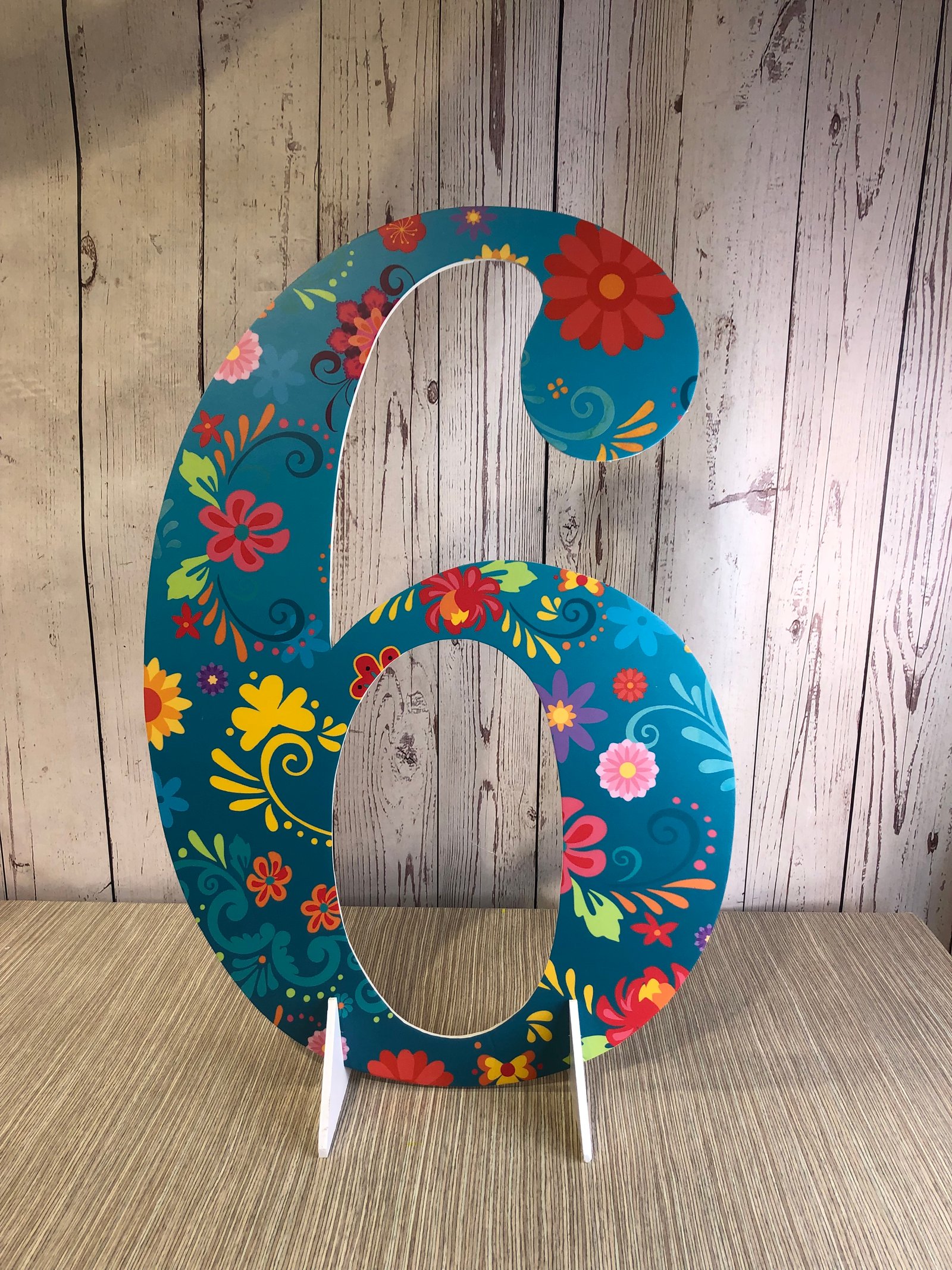 Numero Seis Cartón Azul Flores Para Piso